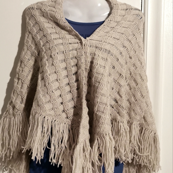 New, handmade shawl - Picture 1 of 5